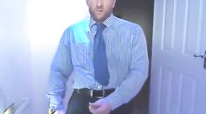 Empresário Barbudo: Punheta Solo Amadora