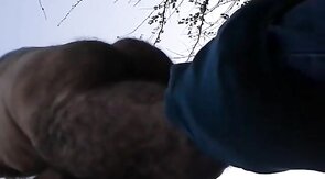 Papás maduros cogiendo al aire libre