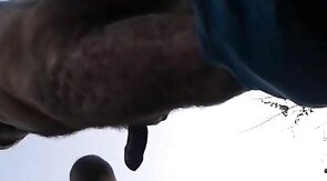 Papás maduros cogiendo al aire libre