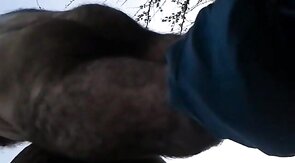 Papás maduros cogiendo al aire libre