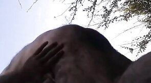 Papás maduros cogiendo al aire libre