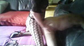 Je le baise en portant des vêtements de femme