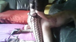 Je le baise en portant des vêtements de femme