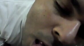 Mi amigo gay me da una mamada increíble y se traga mi semen.