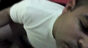 Mi amigo gay me da una mamada increíble y se traga mi semen.