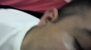 Mi amigo gay me da una mamada increíble y se traga mi semen.