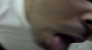 Mi amigo gay me da una mamada increíble y se traga mi semen.