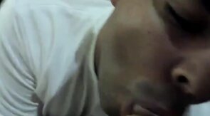 Mi amigo gay me da una mamada increíble y se traga mi semen.