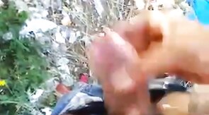 Sesso gay all'aperto: piccolo cazzo e eiaculazione