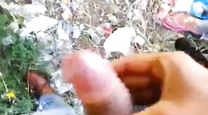 Sesso gay all'aperto: piccolo cazzo e eiaculazione