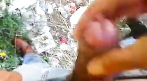 Sesso gay all'aperto: piccolo cazzo e eiaculazione