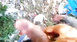 Sesso gay all'aperto: piccolo cazzo e eiaculazione