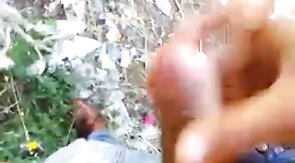 Sesso gay all'aperto: piccolo cazzo e eiaculazione