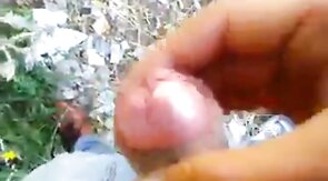 Sesso gay all'aperto: piccolo cazzo e eiaculazione