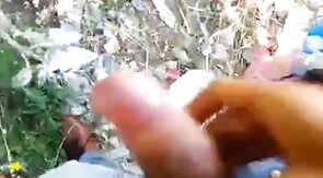 Sesso gay all'aperto: piccolo cazzo e eiaculazione