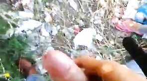 Sesso gay all'aperto: piccolo cazzo e eiaculazione