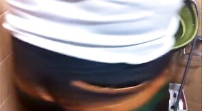 Dois caminhoneiros maduros transando no banheiro