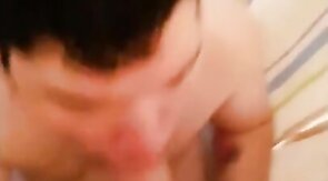 Alter schläft mit einem Jungen beim Amateur-Blowjob