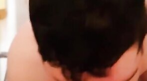 Alter schläft mit einem Jungen beim Amateur-Blowjob