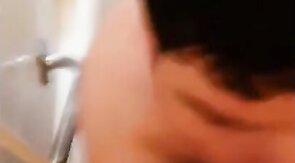 Alter schläft mit einem Jungen beim Amateur-Blowjob