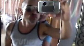 Dos Mexicanos Cogiendo Bareback Frente al Espejo