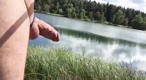 Großer Schwanz am Strand mit einem Cockring