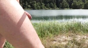 Großer Schwanz am Strand mit einem Cockring