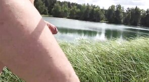 Großer Schwanz am Strand mit einem Cockring