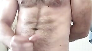 Osito se pajea en la ducha
