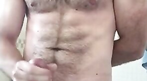 Osito se pajea en la ducha