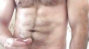 Osito se pajea en la ducha