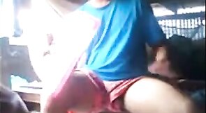 Exibicionista gay mostra o pau em barco