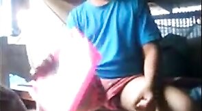 Exibicionista gay mostra o pau em barco