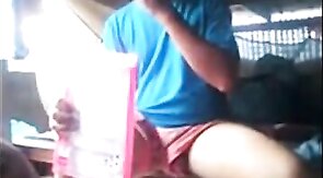 Exibicionista gay mostra o pau em barco