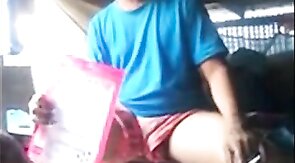 Exibicionista gay mostra o pau em barco