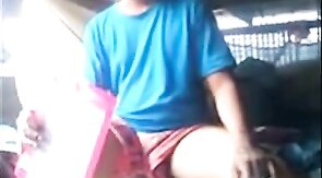 Exibicionista gay mostra o pau em barco
