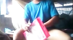 Exibicionista gay mostra o pau em barco