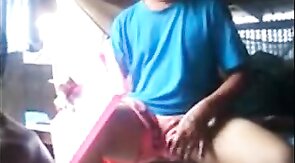 Exibicionista gay mostra o pau em barco