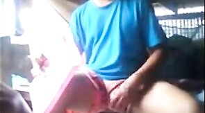 Exibicionista gay mostra o pau em barco
