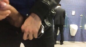 Masturbando e gozando no mictório