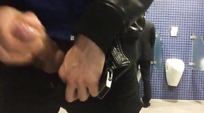 Masturbando e gozando no mictório