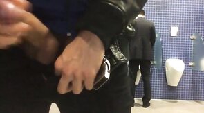 Masturbando e gozando no mictório