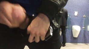 Masturbando e gozando no mictório