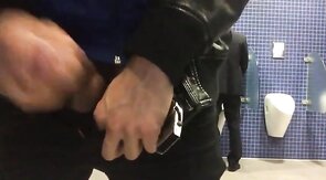 Masturbando e gozando no mictório