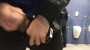 Masturbando e gozando no mictório