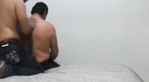 Osito curioso: hetero se deja seducir por un oso amateur