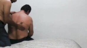 Osito curioso: hetero se deja seducir por un oso amateur