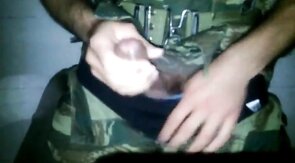 Punheta de militar latino