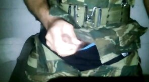 Punheta de militar latino