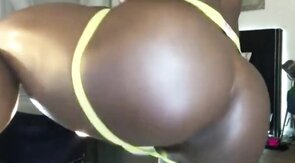 Muscular Black Stud Shows Off His Amazing Bubble Butt